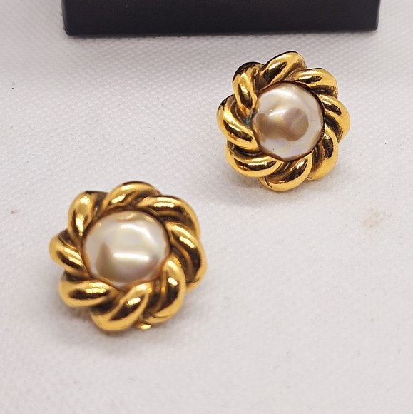 Chanel Clip on Earrings - Picture 2 of 11